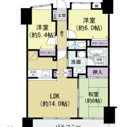 3LDK、専有面積68.16m2、バルコニー面積9m2 クローゼット、押入の他、リビングにも収納があります。 洋室2部屋には出窓もありゆとりがあります。 和室とリビングはつなげてお使いいただくことも可能な間取りです。